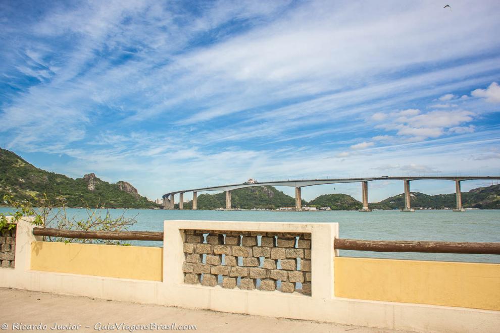 Imagem de um mirante e ao fundo a Terceira Ponte.